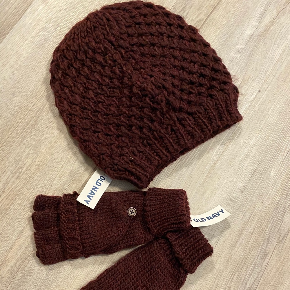 Old navy beanie and mits